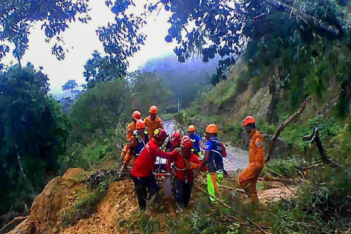 Red Cross saves 15 trapped folk in Abra - Journalnews