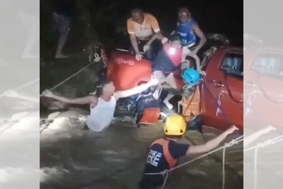 Pick-up truck tinangay ng flash flood sa Cebu; 1 patay, 6 nawawala, 10 ...