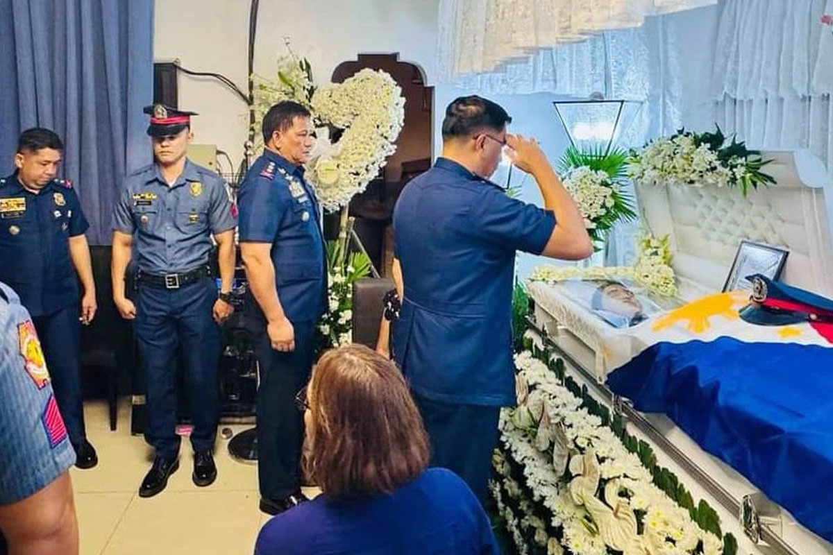 CL top cop binisita burol ng pulis na napatay sa holdapan - Journalnews